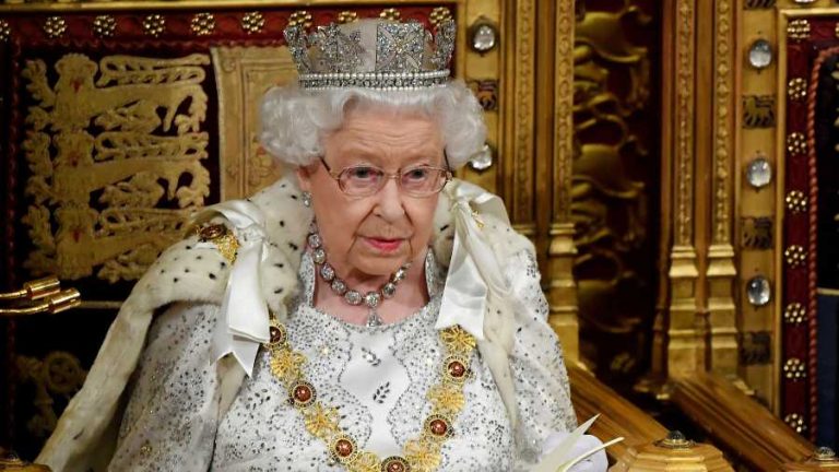 एलिजाबेथ द्वितीय नहीं बनना चाहती थीं महारानी, दुनिया में सबसे लंबे समय तक रहीं राजगद्दी पर!